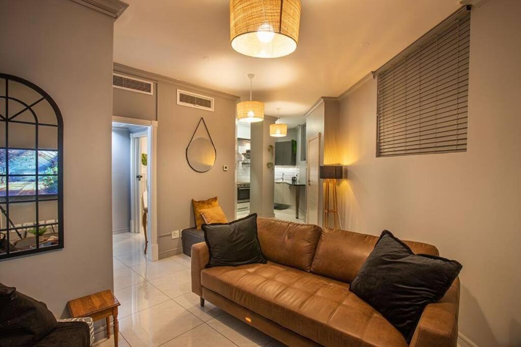 2 Sleeper Stylish Sanctuary *